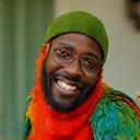 Mamadou Koné avec son perroquet Kiwi